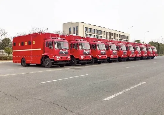 Dongfeng DFAC 210 PS Cummins 4X4 6-Rad-Straßensprinkler-Sanitärfahrzeuge